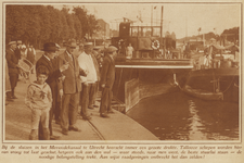 873276 Afbeelding van een groep belangstellenden bij de sluizen in het Merwedekanaal te Utrecht.